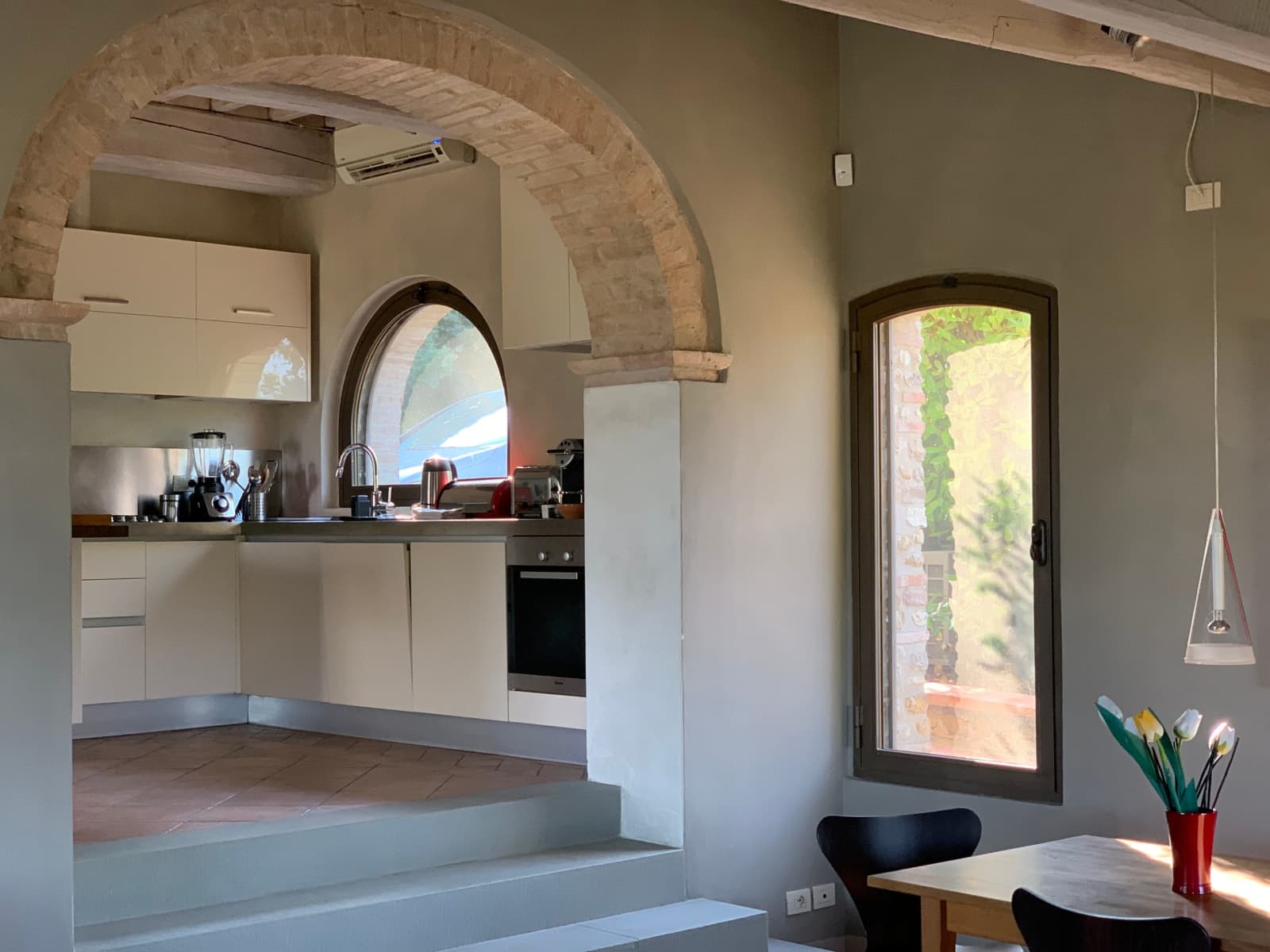 Casale Olivaio — the kitchen and arched window
