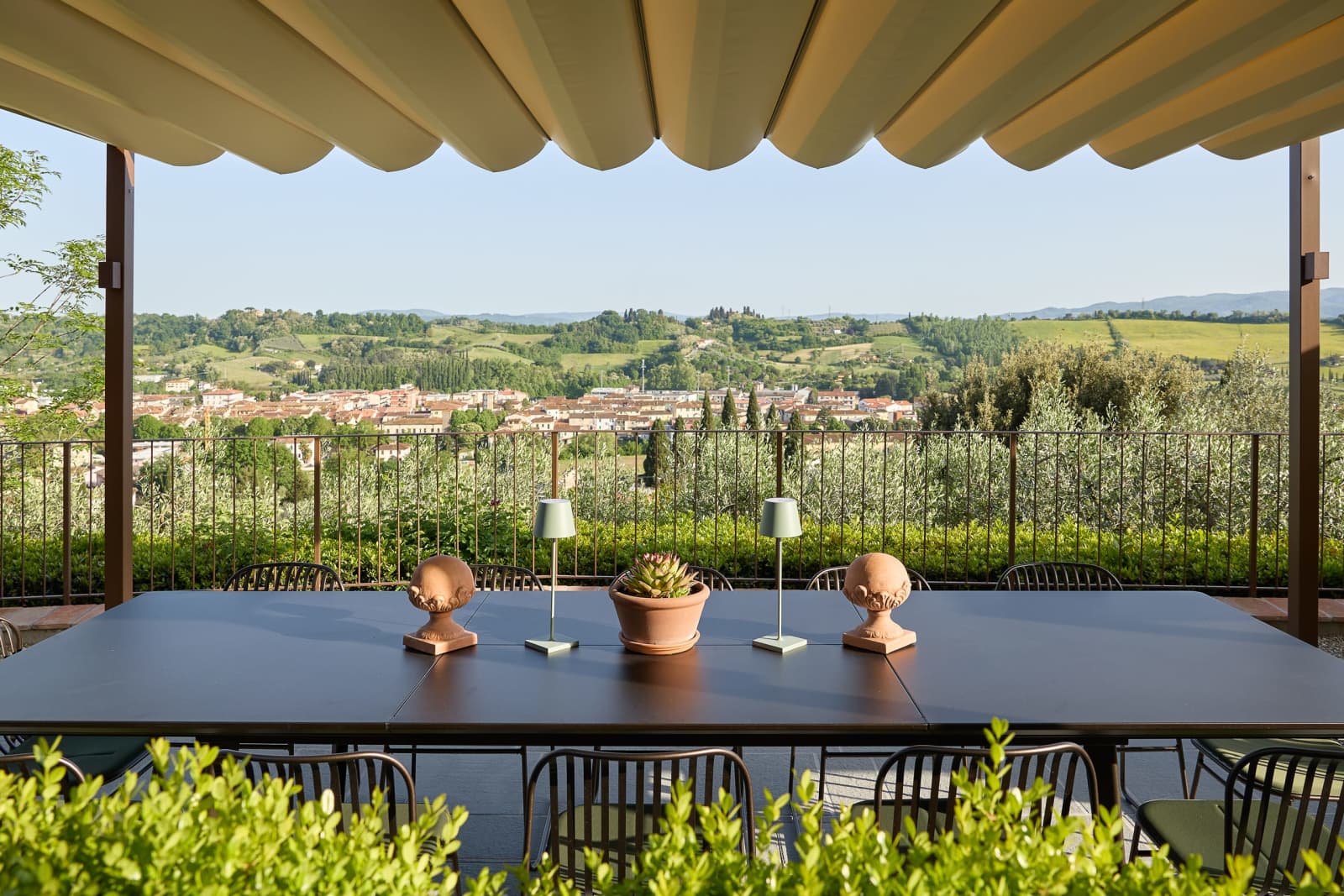 Villa Il Colto — dining under the awning