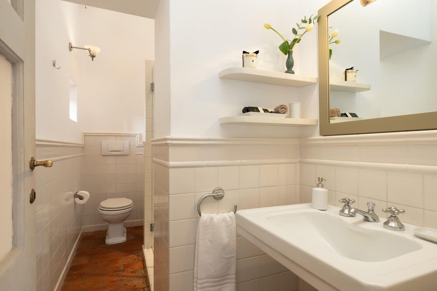 Villa Castellaro — an en-suite bathroom