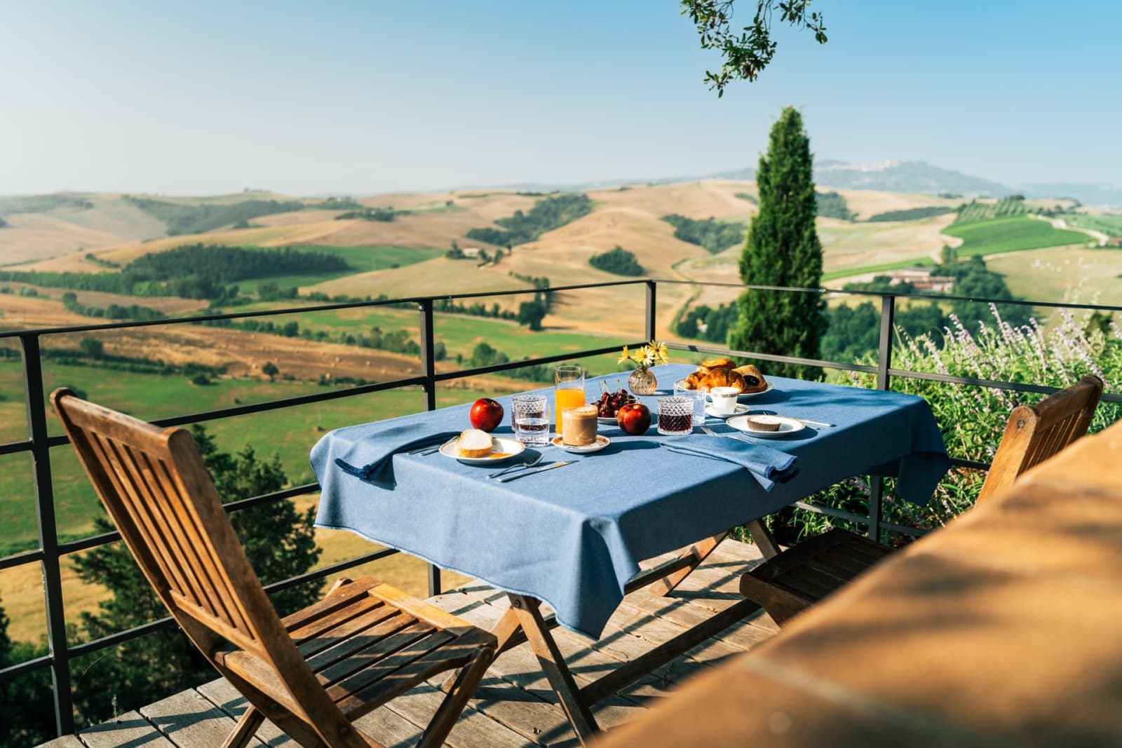 Villa Poggio d'Oro — breakfast on the terrace above the hills