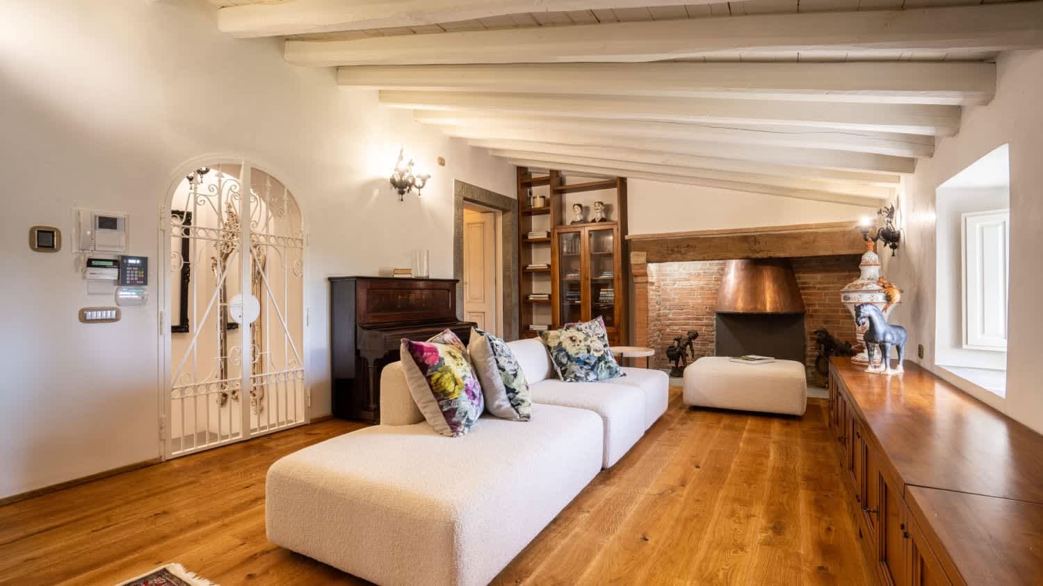 Villa Fornacella — the first-floor sitting room