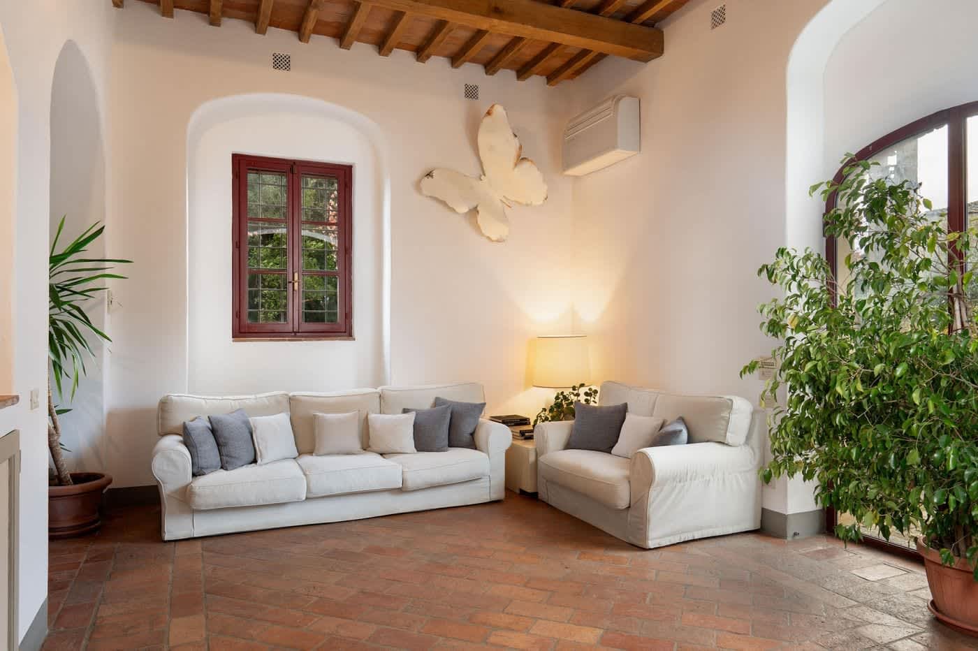 Villa Castellaro — sofas at the end of the dining hall
