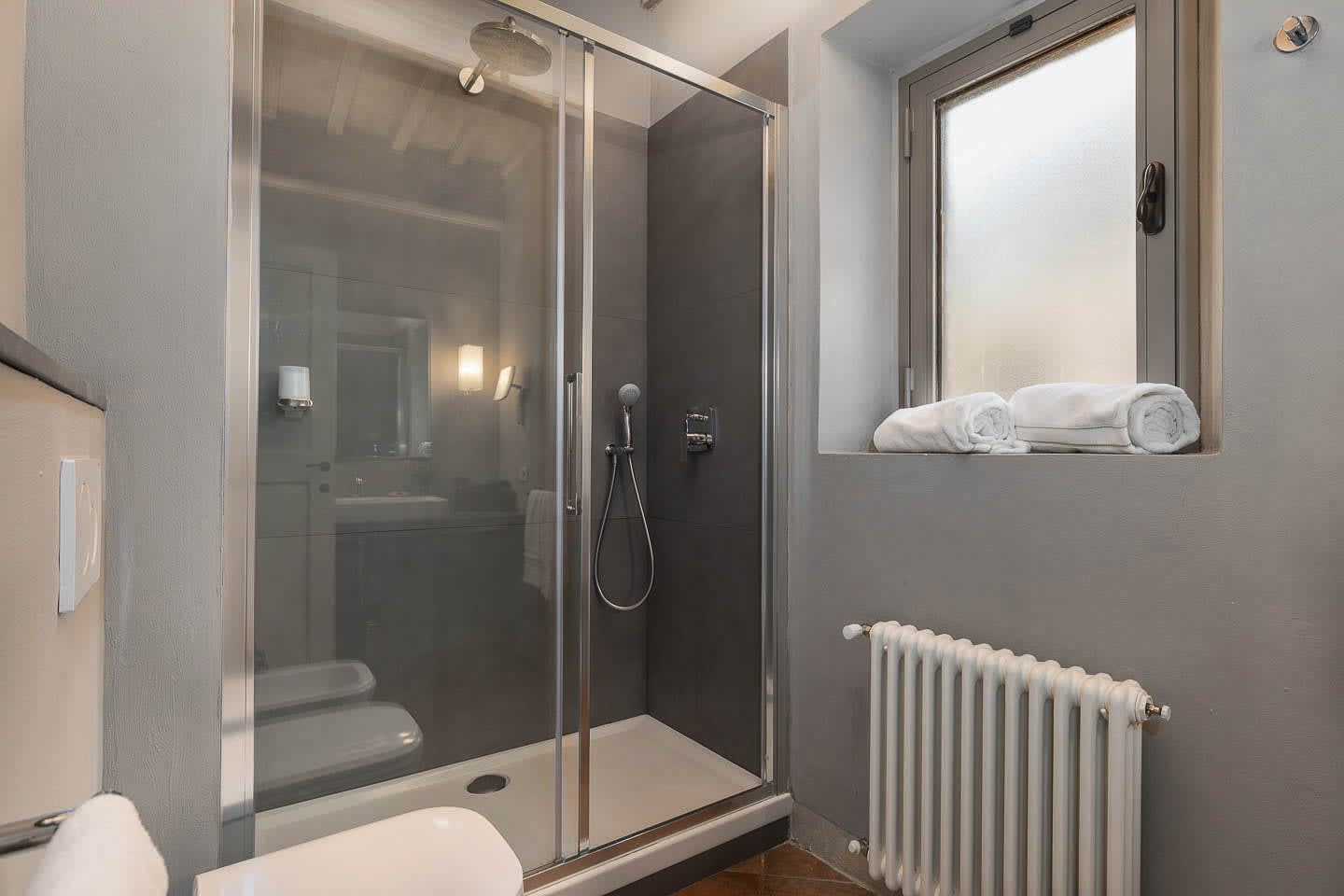 Casale Olivaio — a walk-in shower