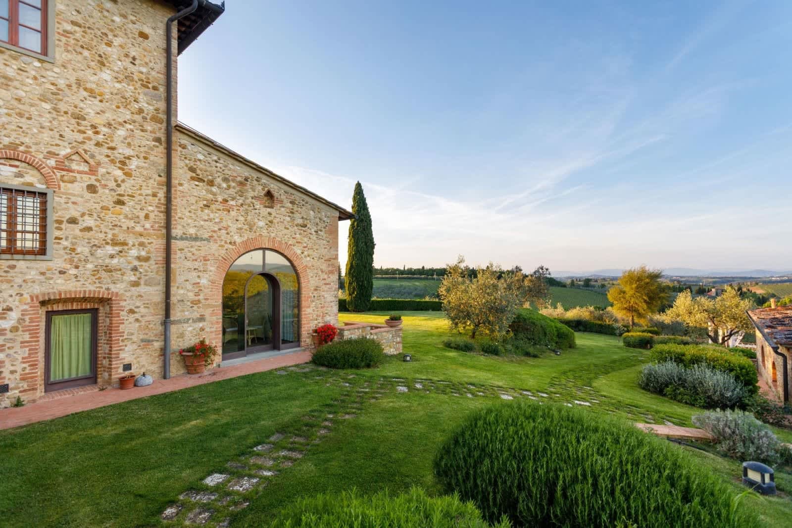 Solare del Chianti — the lawn and the farmhouse