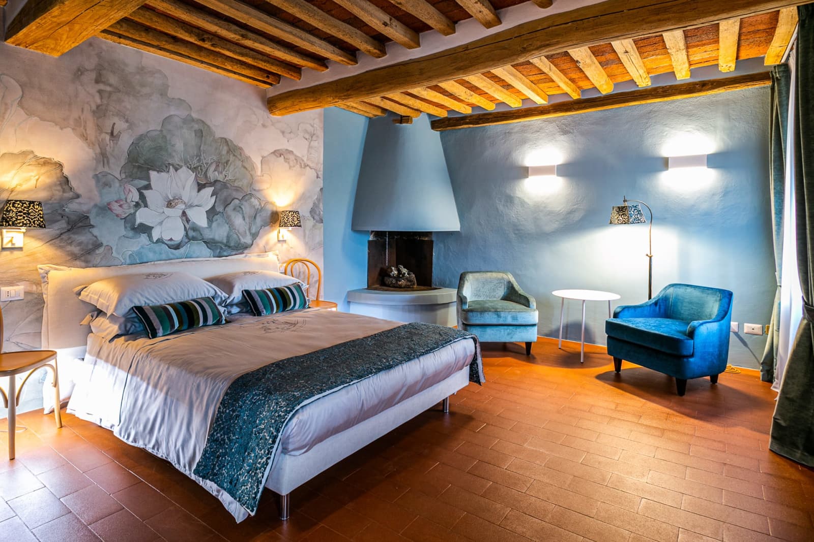Casa dell'Erta — a bedroom with a blue plaster fireplace