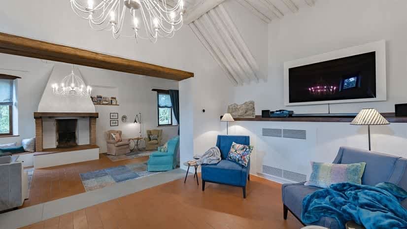 Borgo delle Vigne — the Cottage's sitting room, with fireplace and television