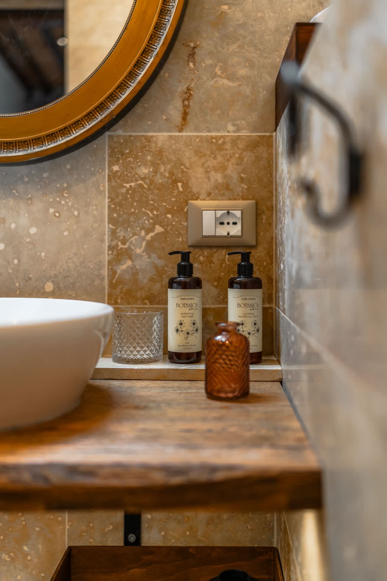 Villa Poggio d'Oro — a freestanding tub in travertine