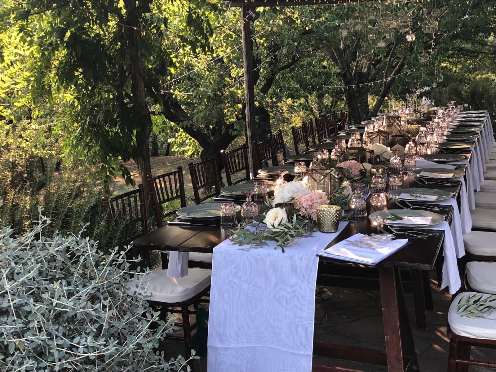 Villa Vetrichina — a long table set under the oaks