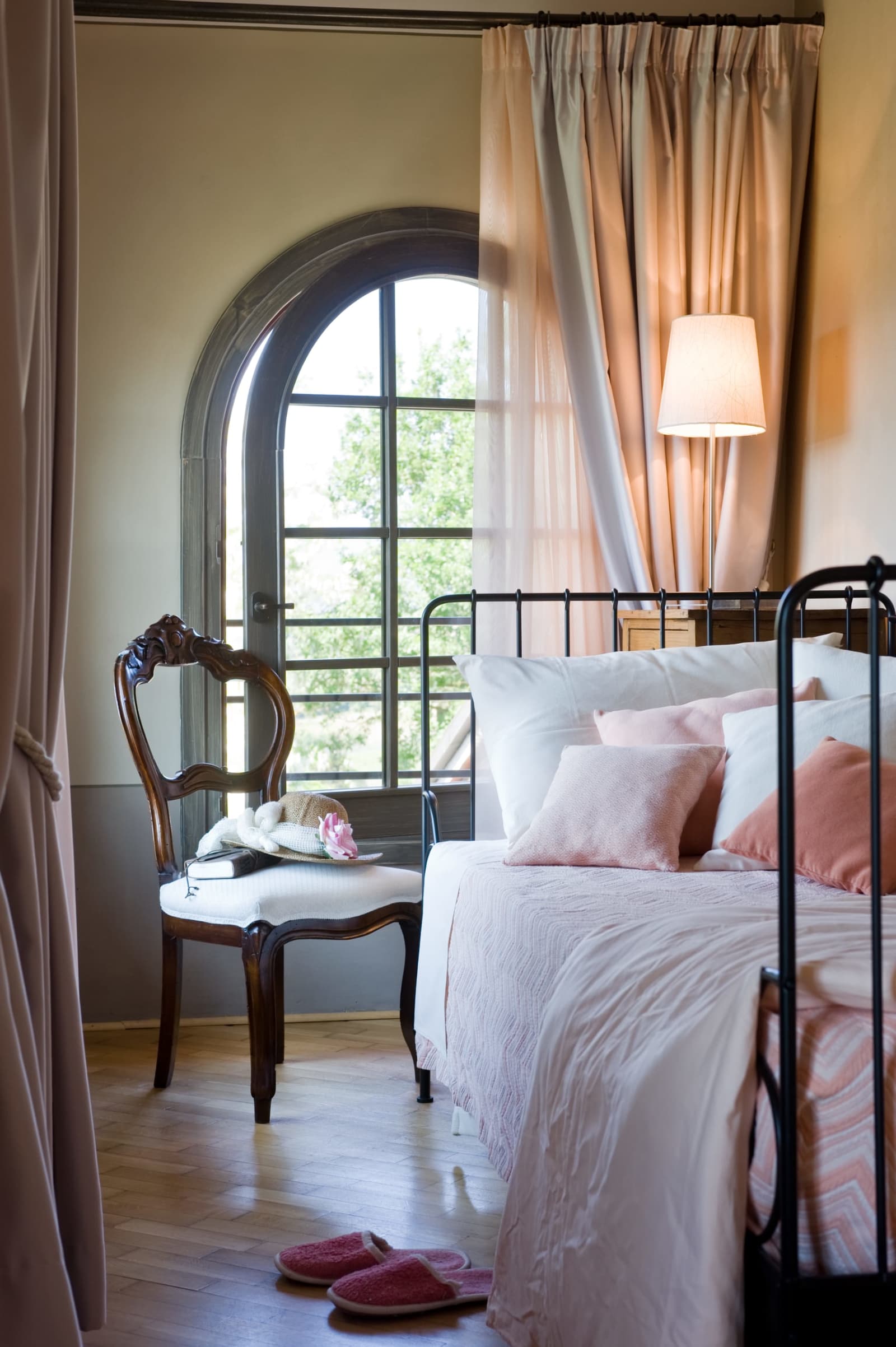 Villa Il Colto — a bedroom with an arched window