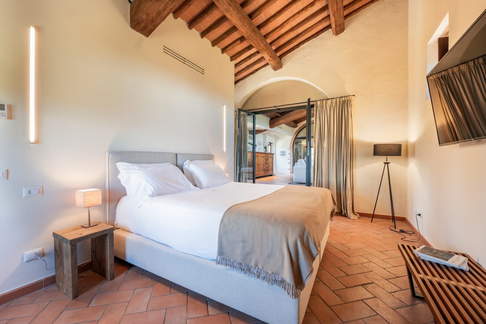 Villa Il Cellese — a Loft bedroom under the beams