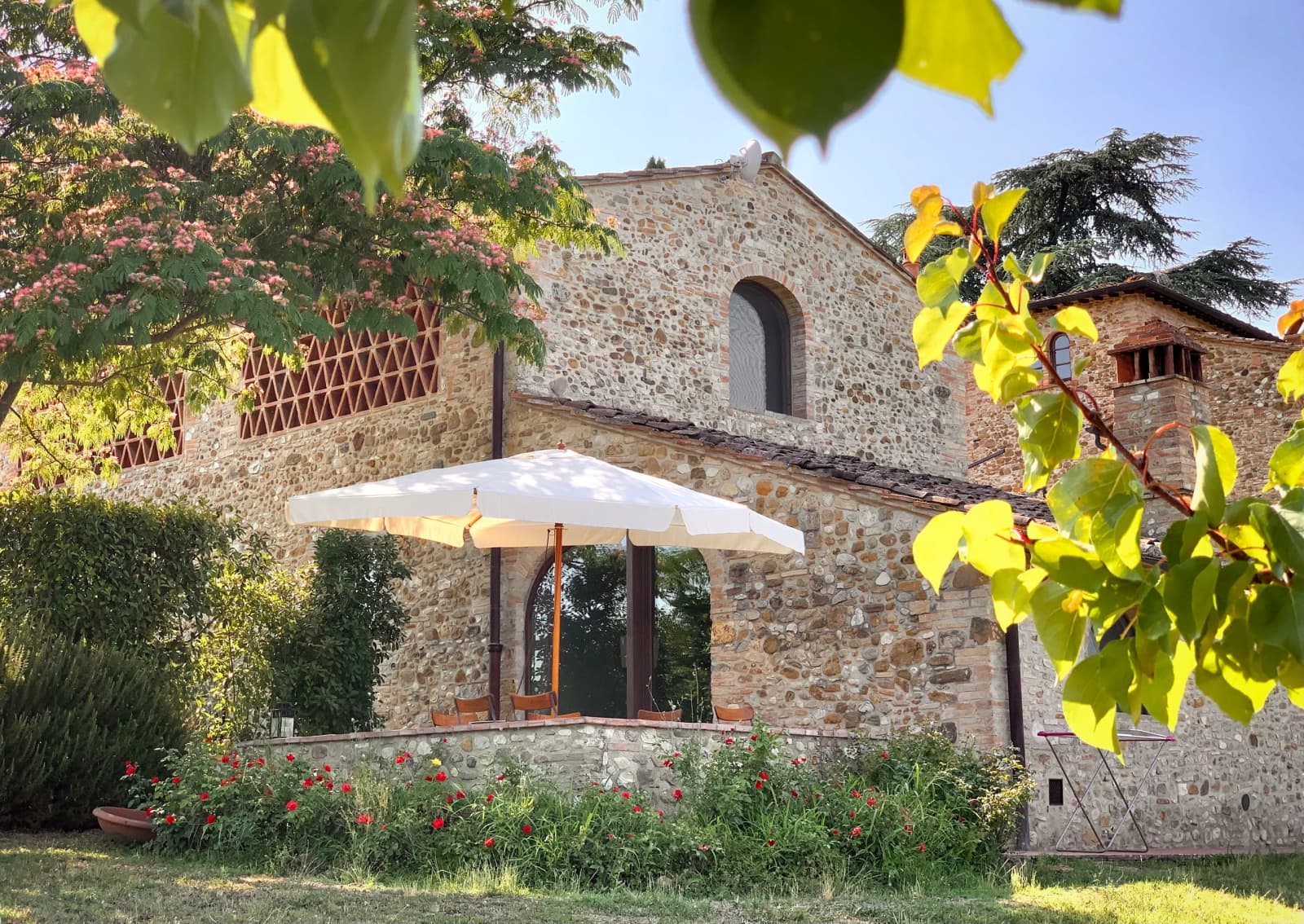 Casale Olivaio — the farmhouse and garden under the parasol