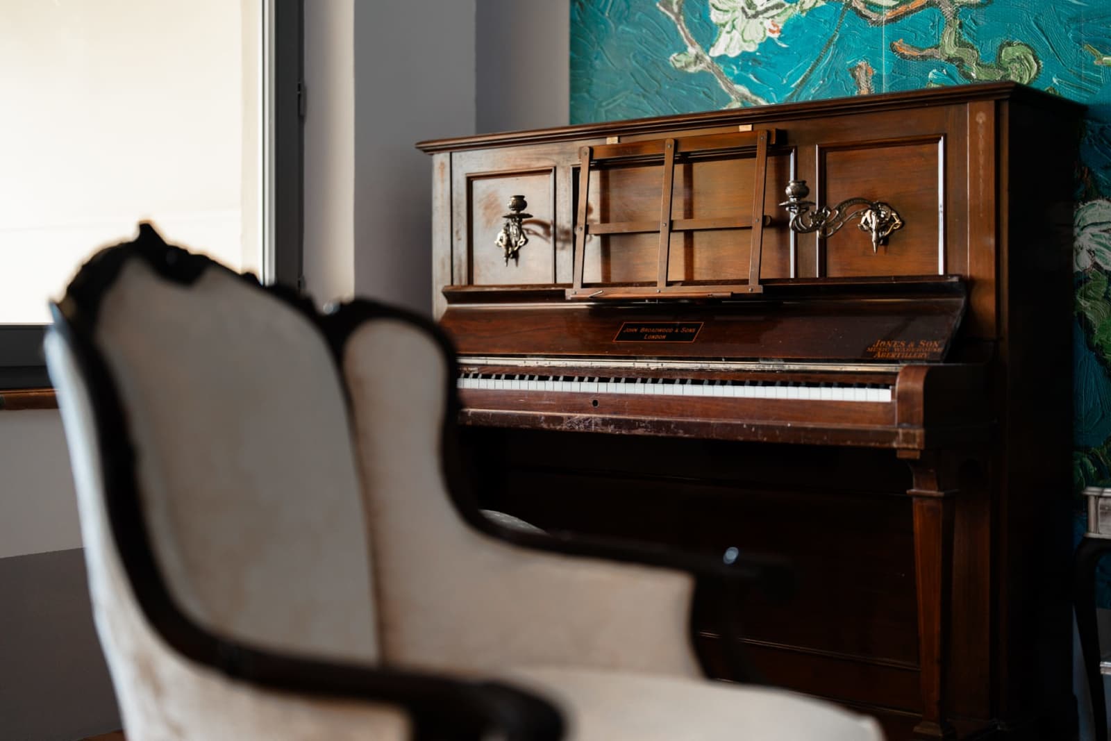 Villa Poggio d'Oro — an antique piano in the lounge