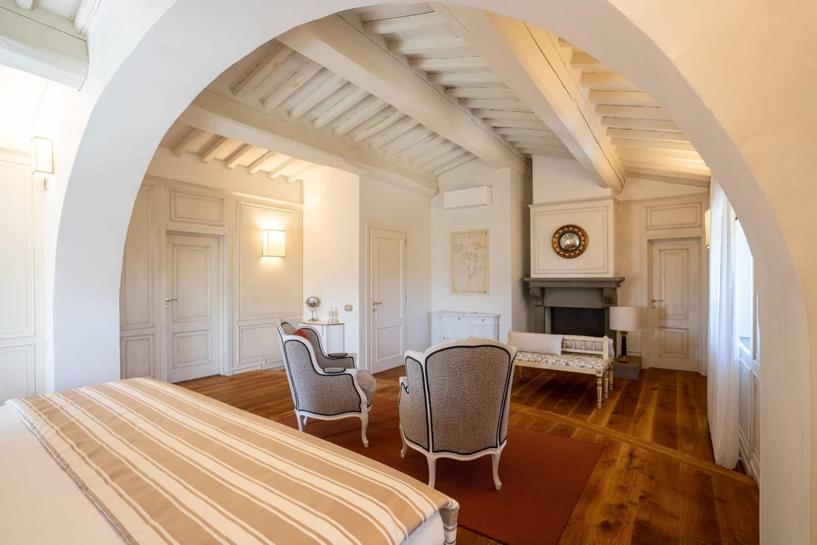 Villa Fornacella — a bedroom under the beams