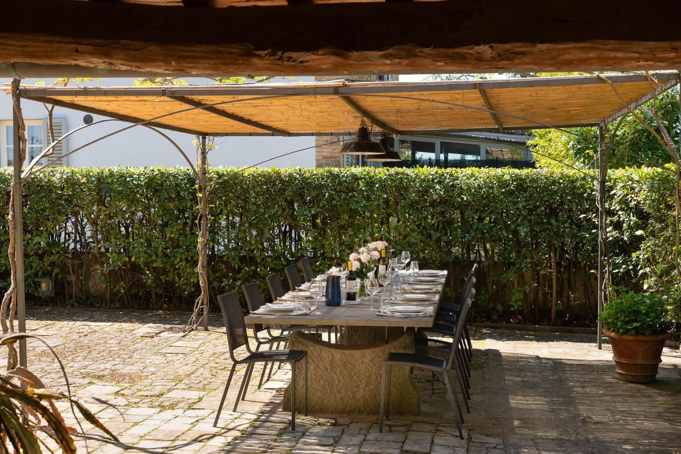 Villa Castellaro — the long table under the dining pergola