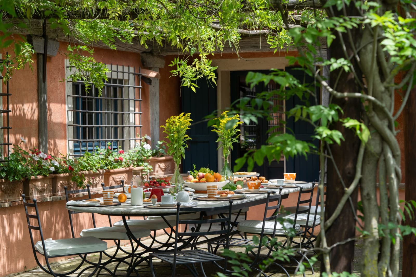 Villa Vetrichina — the table laid outside the house