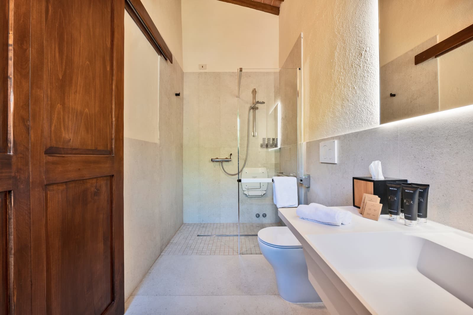 Villa Il Cellese — the Forno shower