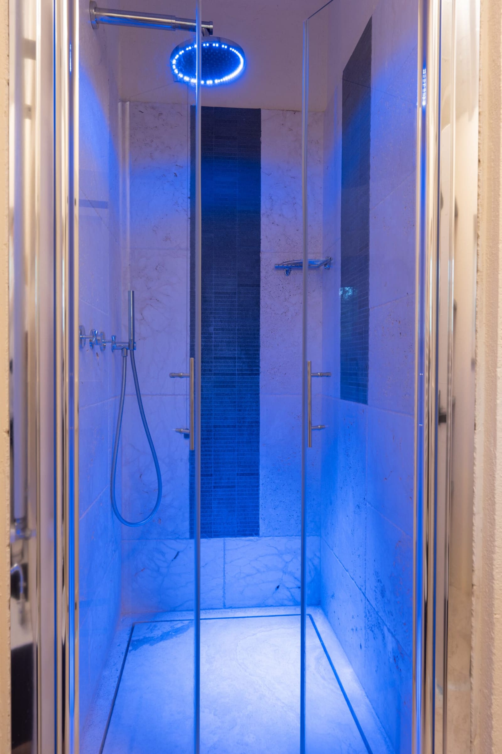 Villa Vetrichina — a shower with mood lighting