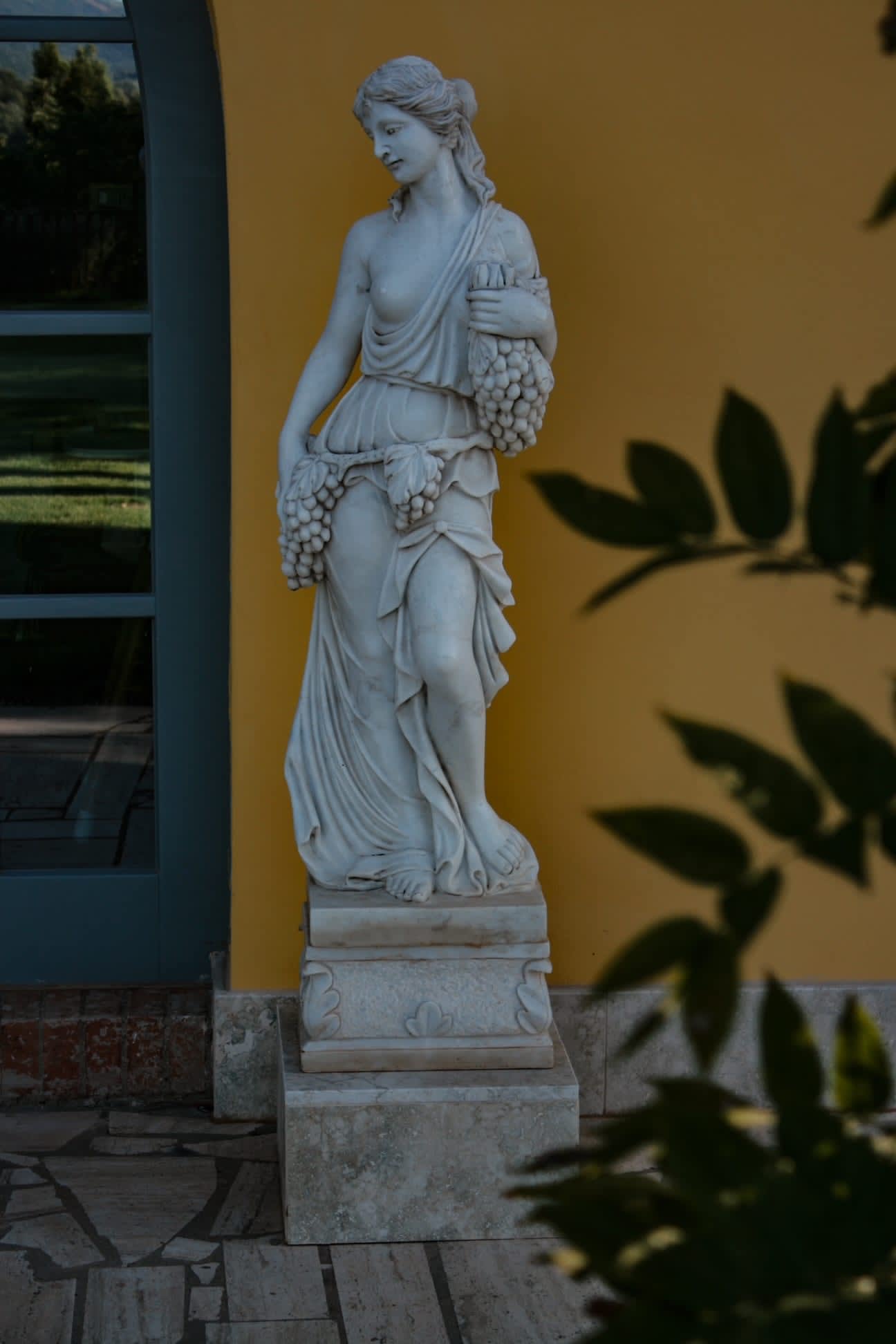 Villa Poggio d'Oro — a classical statue in the garden