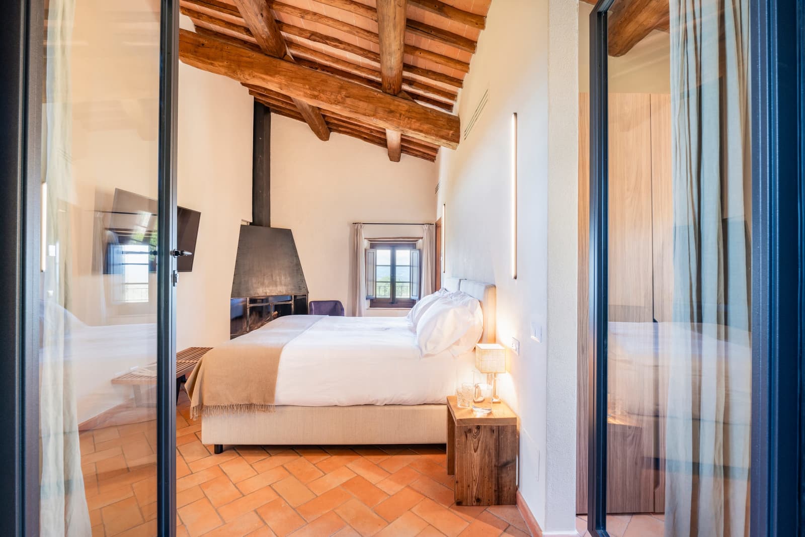 Villa Il Cellese — a Loft bedroom with its fireplace