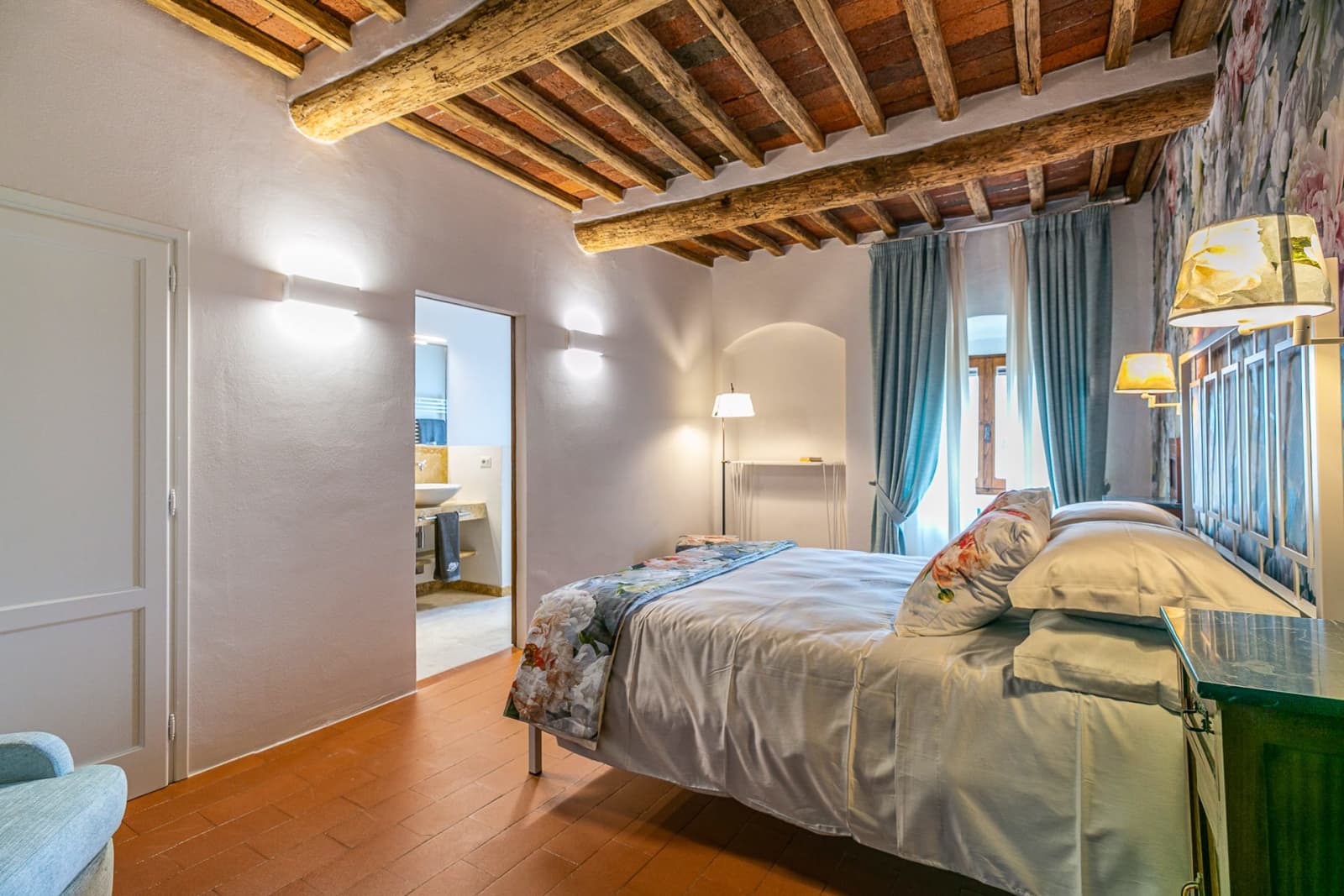 Casa dell'Erta — a bedroom beneath chestnut beams