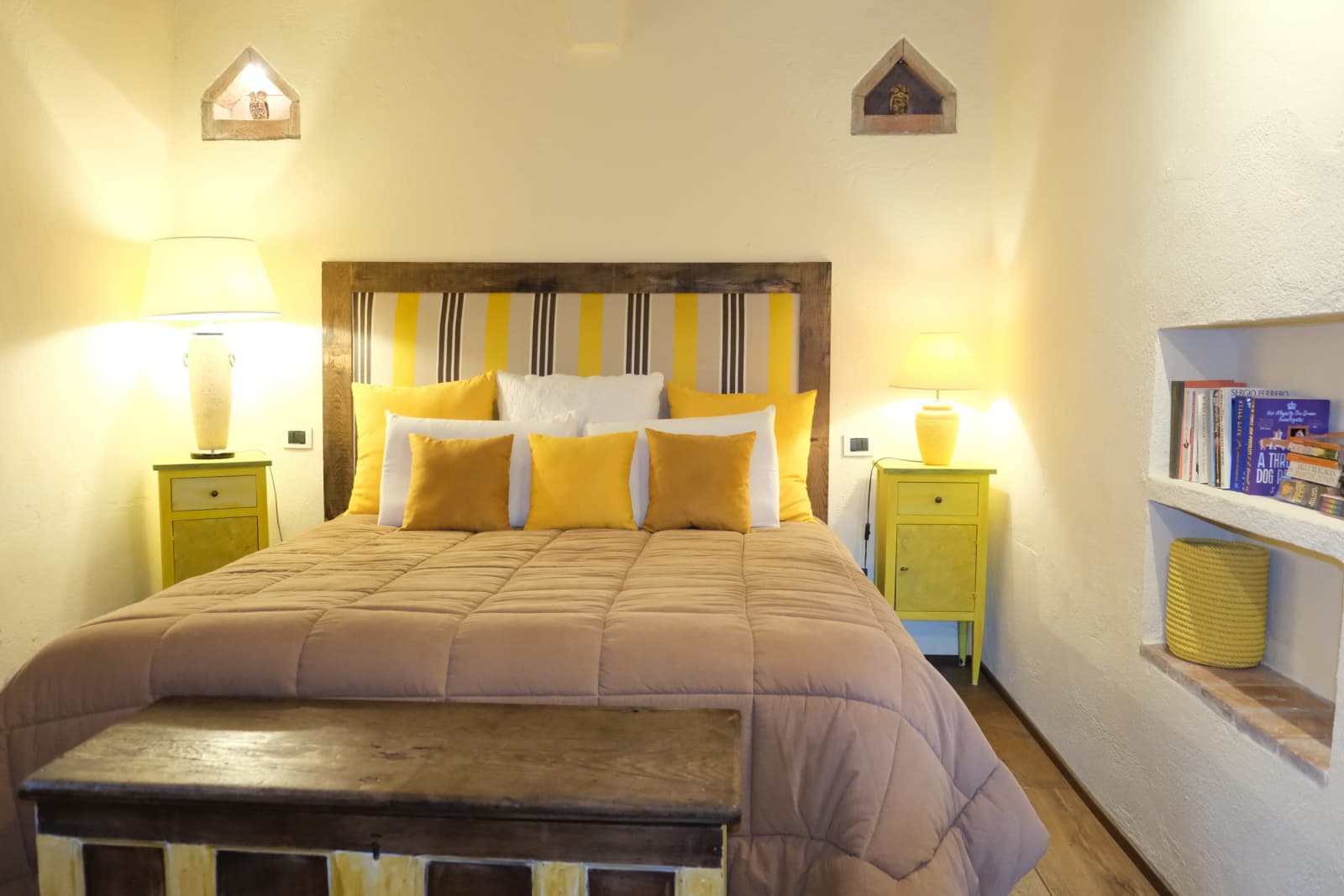 Villa Vetrichina — a bright double bedroom