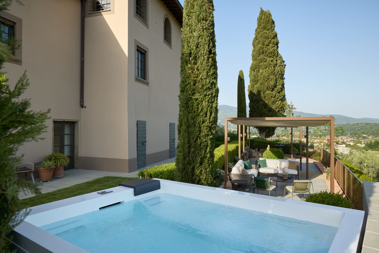 Villa Il Colto — the hot tub beside the villa