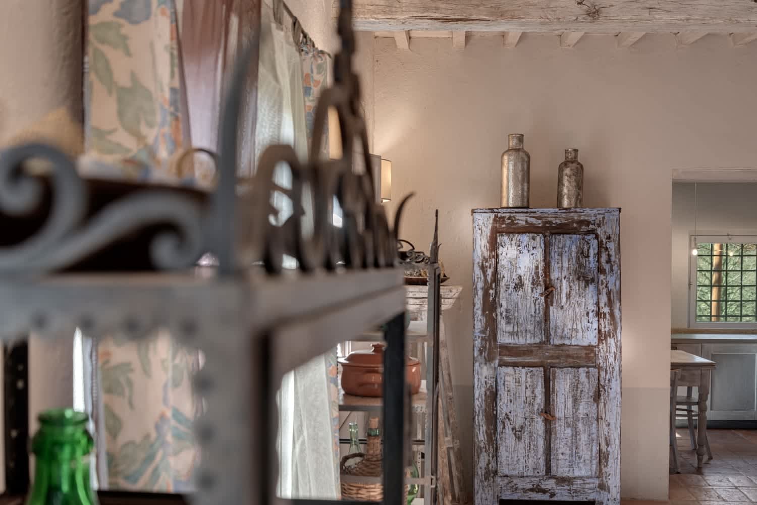 Villa Vetrichina — country antiques in the hall