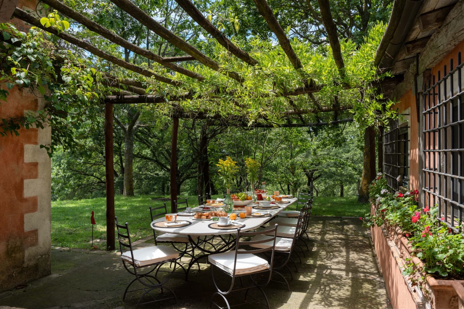 Villa Vetrichina — the long table under the pergola