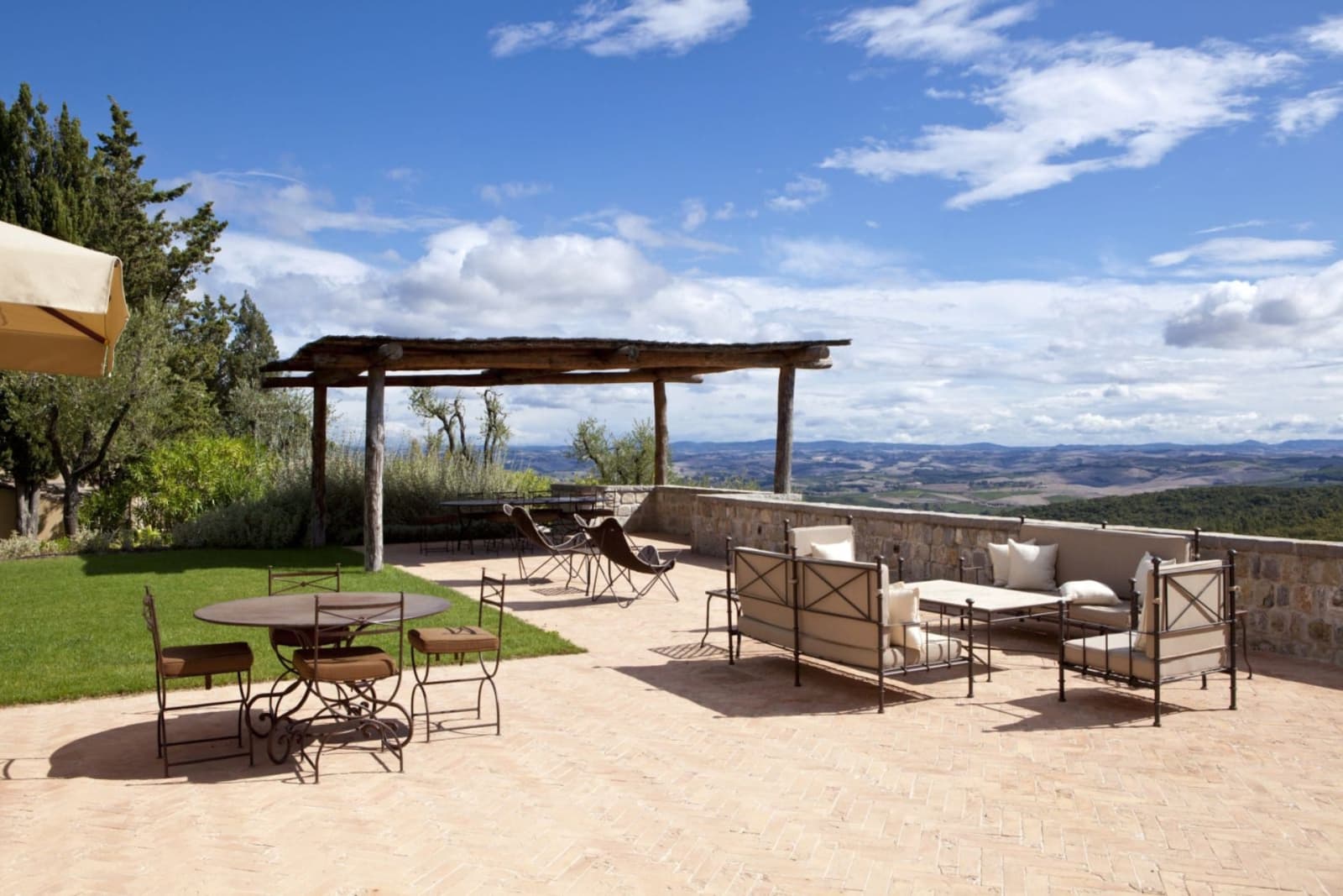 Villa Oliviera in Castiglion del Bosco, Tuscany, photograph 16 of 18