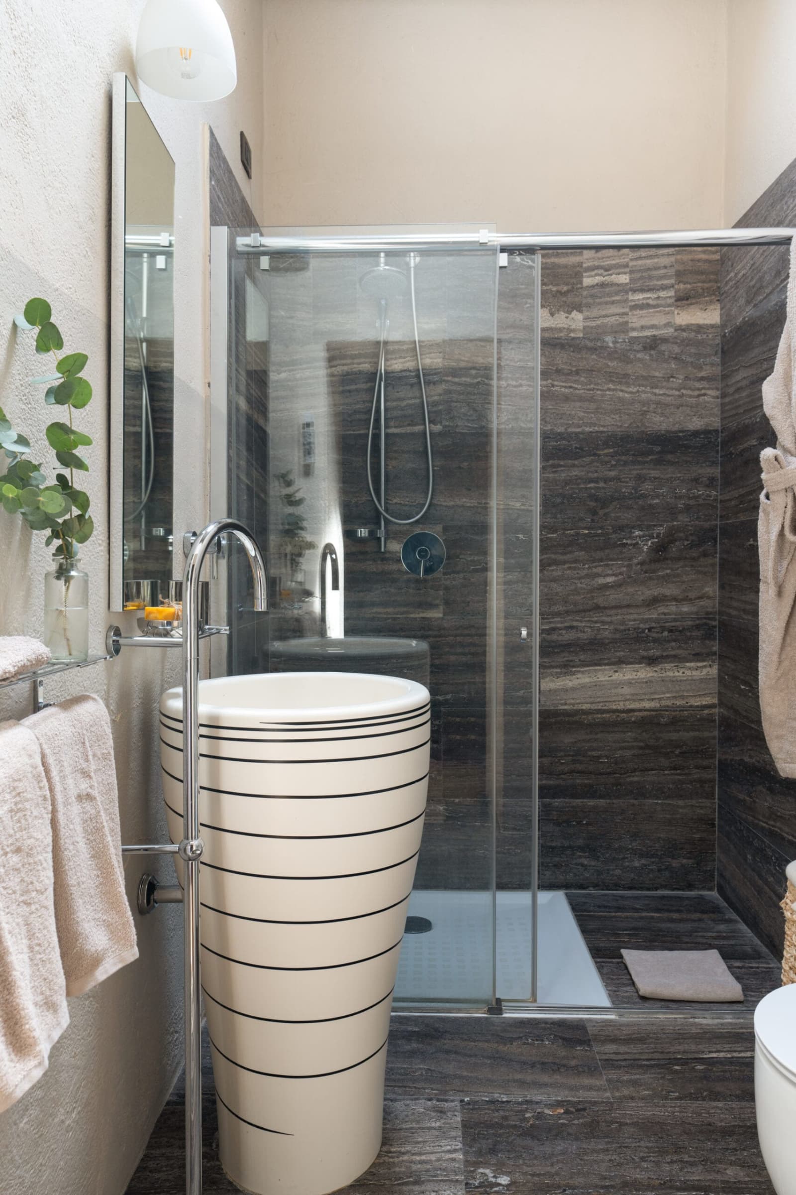 Villa Vetrichina — a bathroom