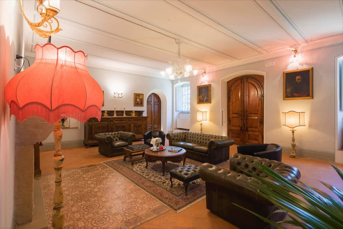 Villa della Cappella — a second sitting room, with chandeliers and a rose-shaded lamp