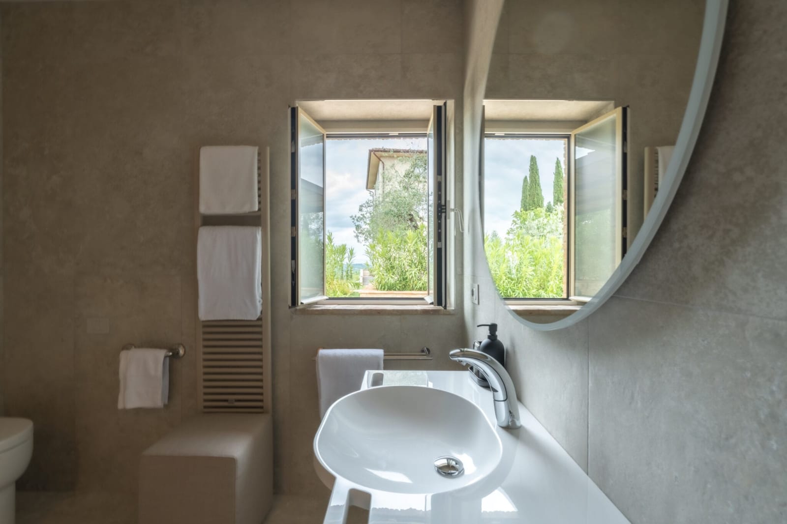 Tenuta Belvedere Estate: Tenuta Belvedere — Studio Stella's basin by the window