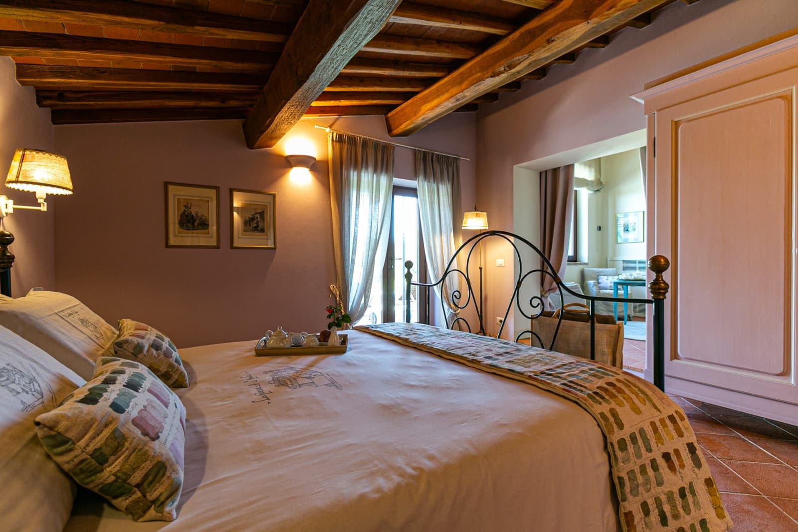 Casa Faraonia — a bedroom under beamed ceilings