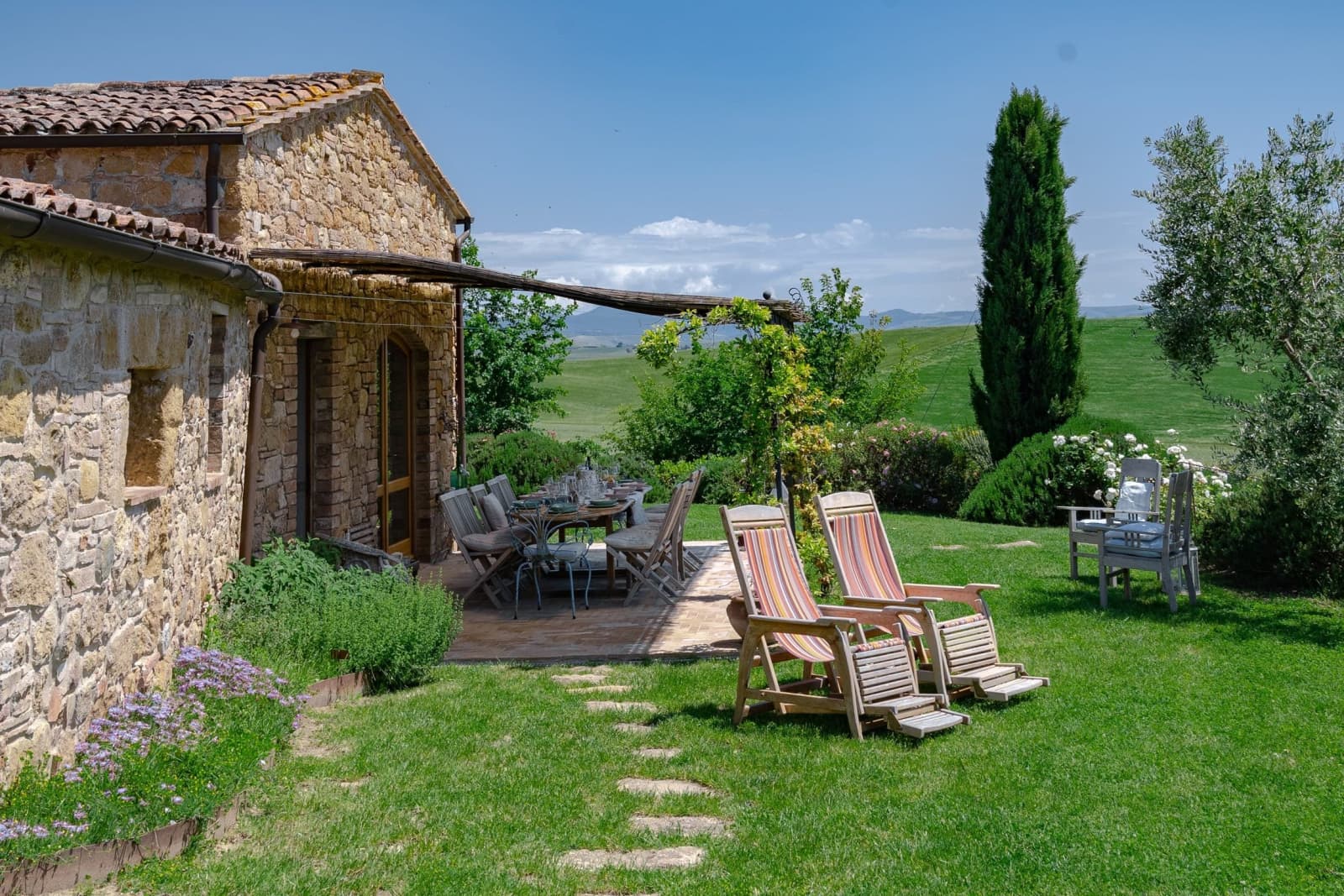 Villa delle Sorelle — the garden and the stone walls