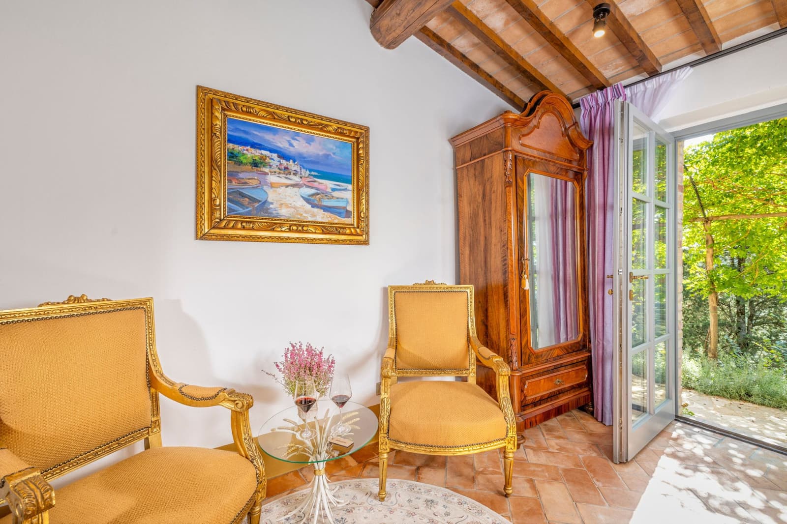 Villa Poggio d'Oro — a sitting corner with gilded chairs