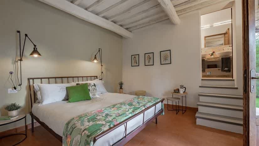 Borgo delle Vigne — a bedroom with a green accent wall