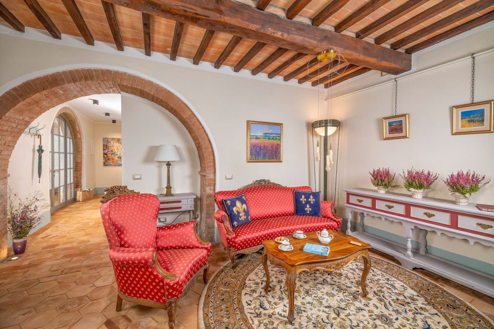 Villa Poggio d'Oro — a sitting room with red armchairs