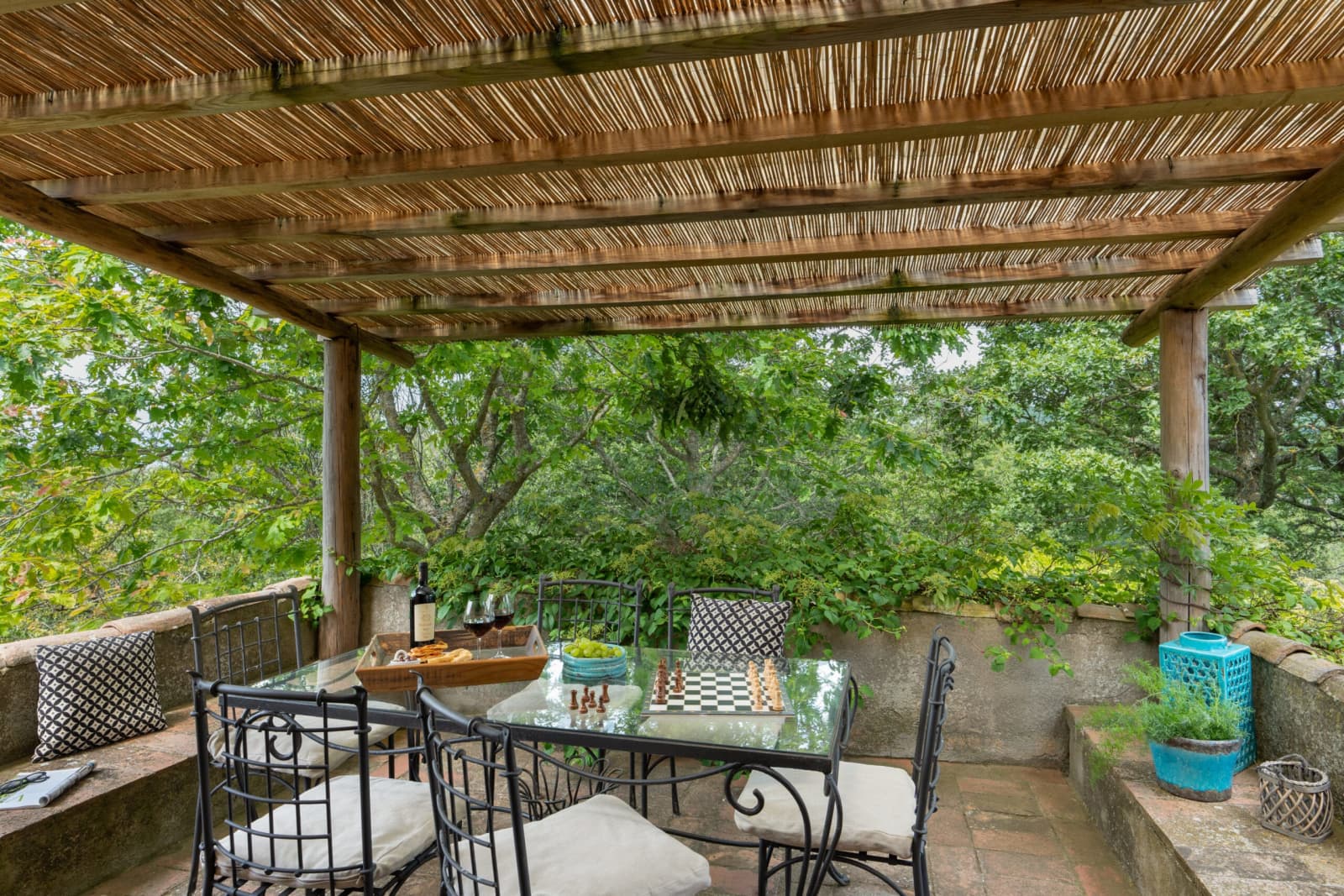 Villa Vetrichina — breakfast under the canopy