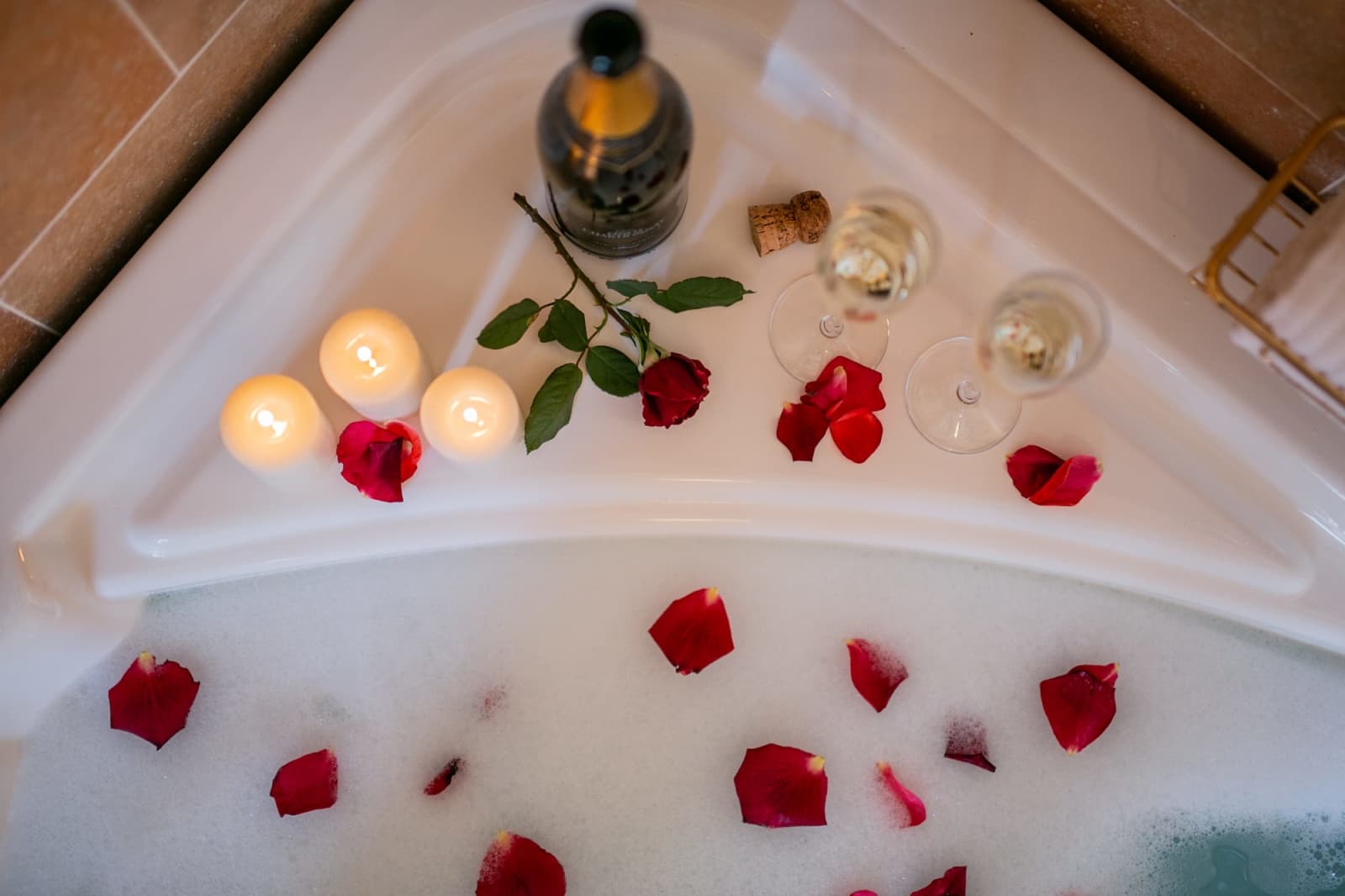 Villa della Cappella — a bath drawn with rose petals and prosecco