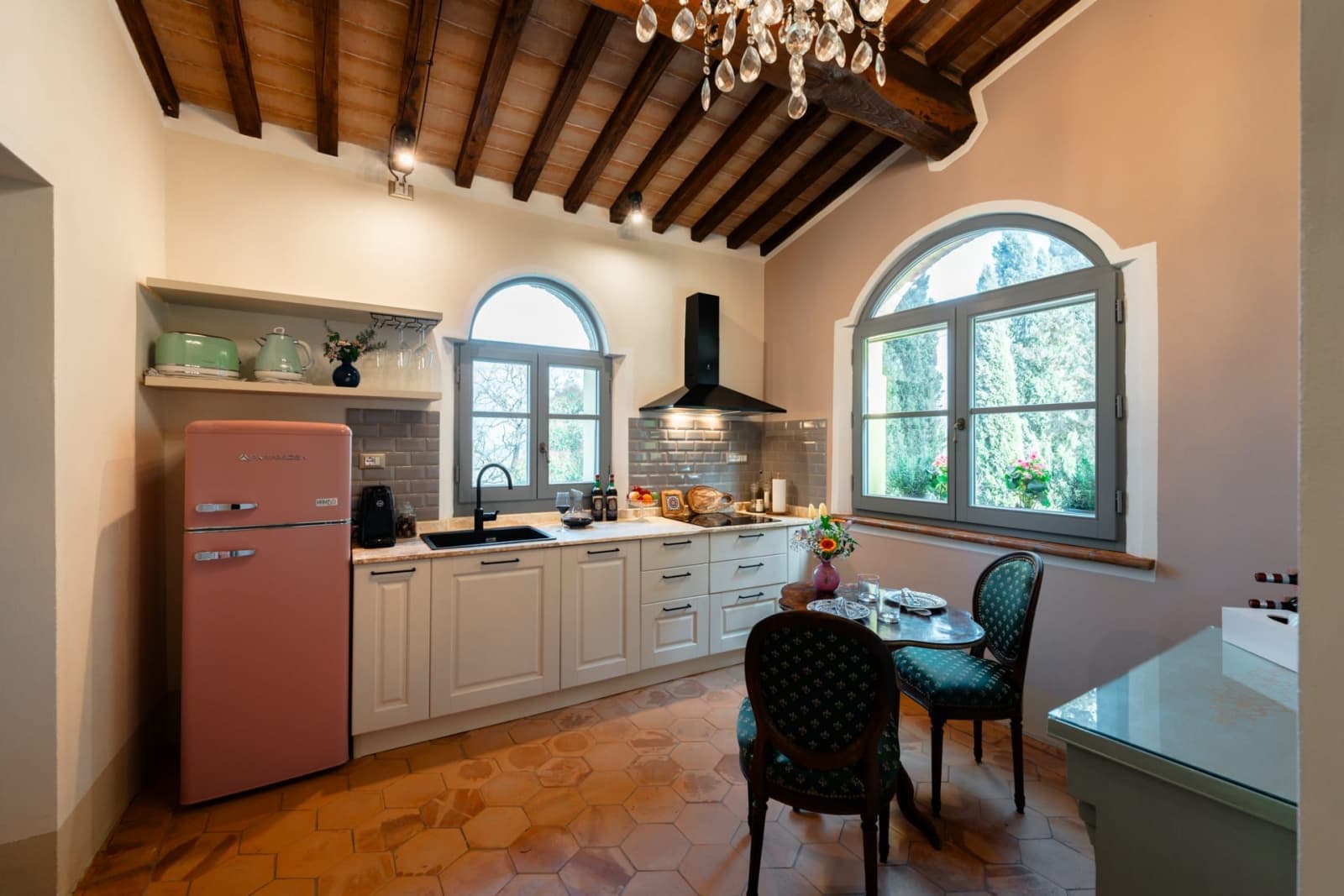 Villa Poggio d'Oro — a kitchen beneath arched windows