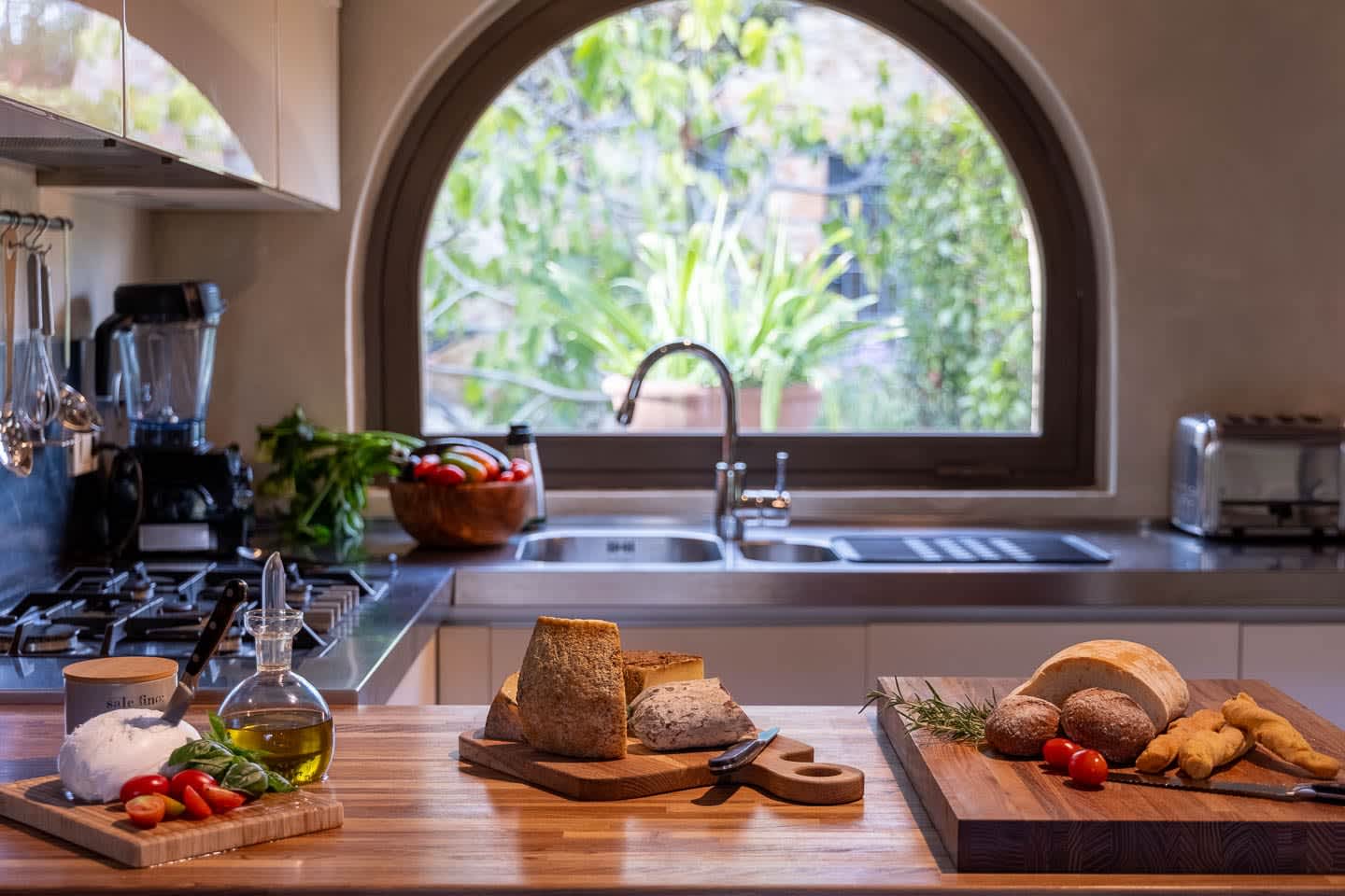 Casale Olivaio — the kitchen under an arched window