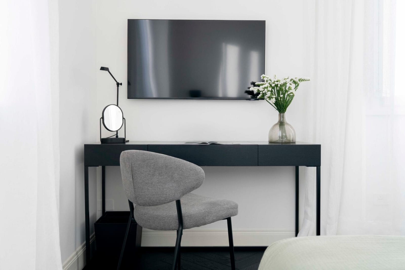 Tenuta Belvedere Estate: Tenuta Belvedere — a desk and TV in a villa bedroom