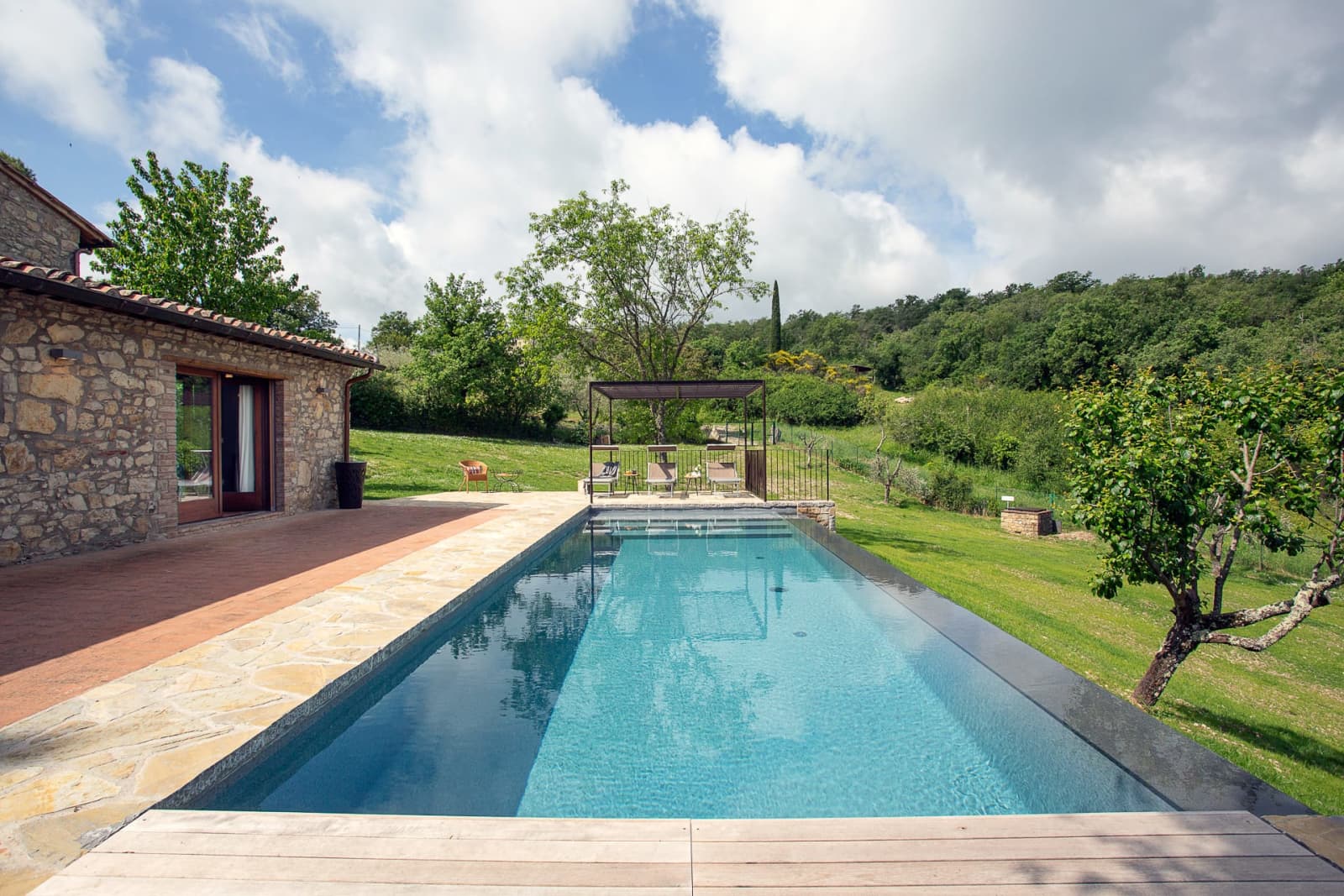 Casa Pernicella — the saltwater pool, with the pergola beyond
