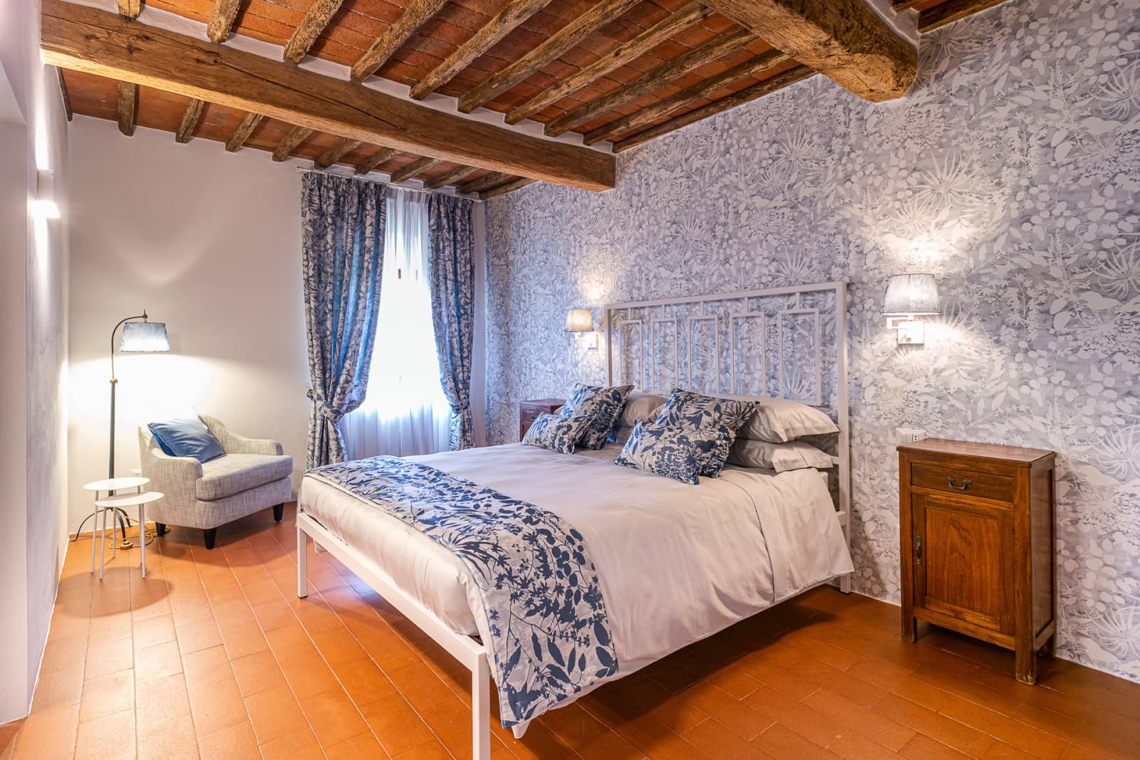 Casa dell'Erta — a bedroom under the beams