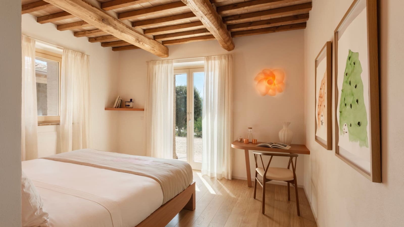 Podere Mastrojanni — a bedroom in neutral tones