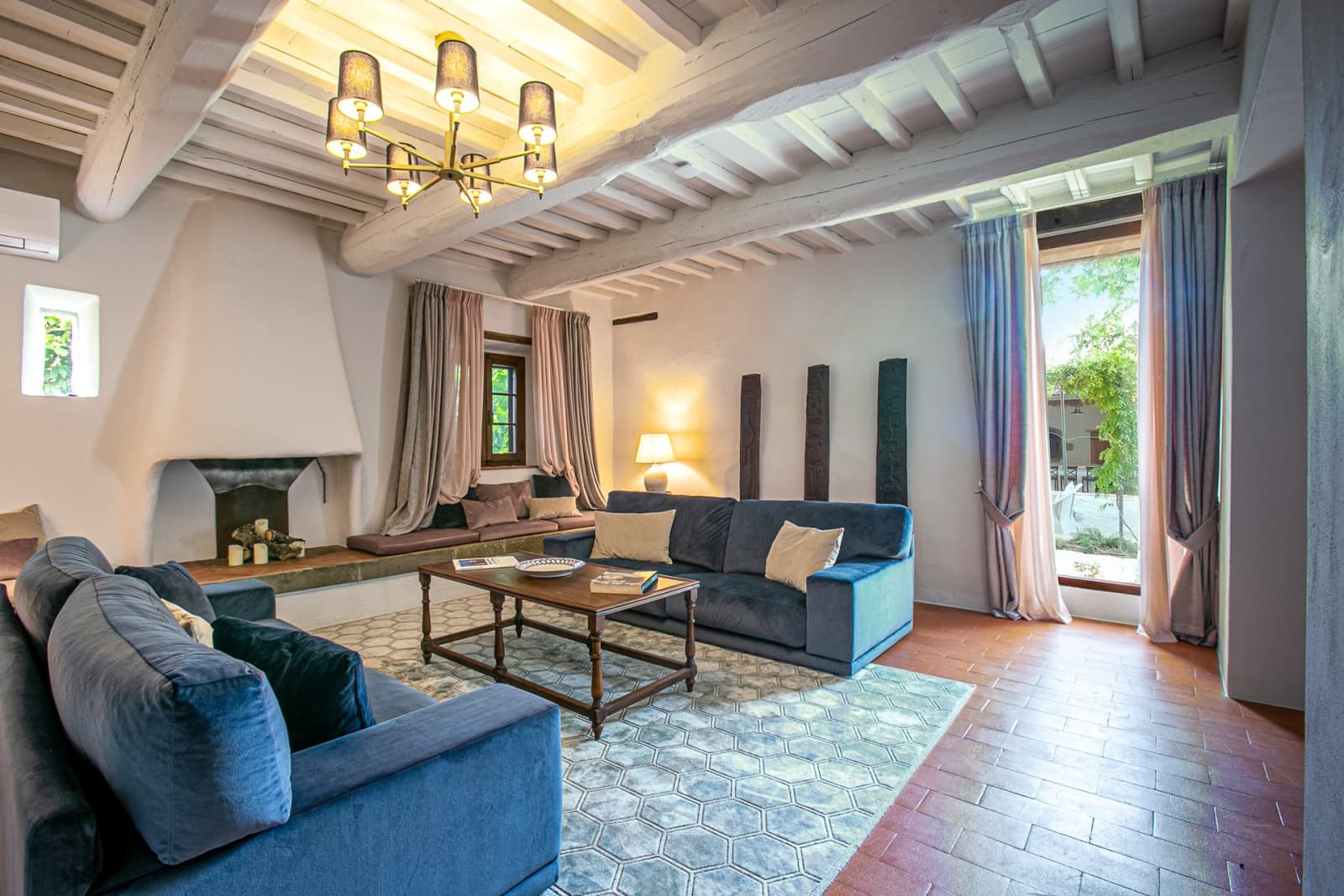 Casa dell'Erta — the lounge with dark sofas