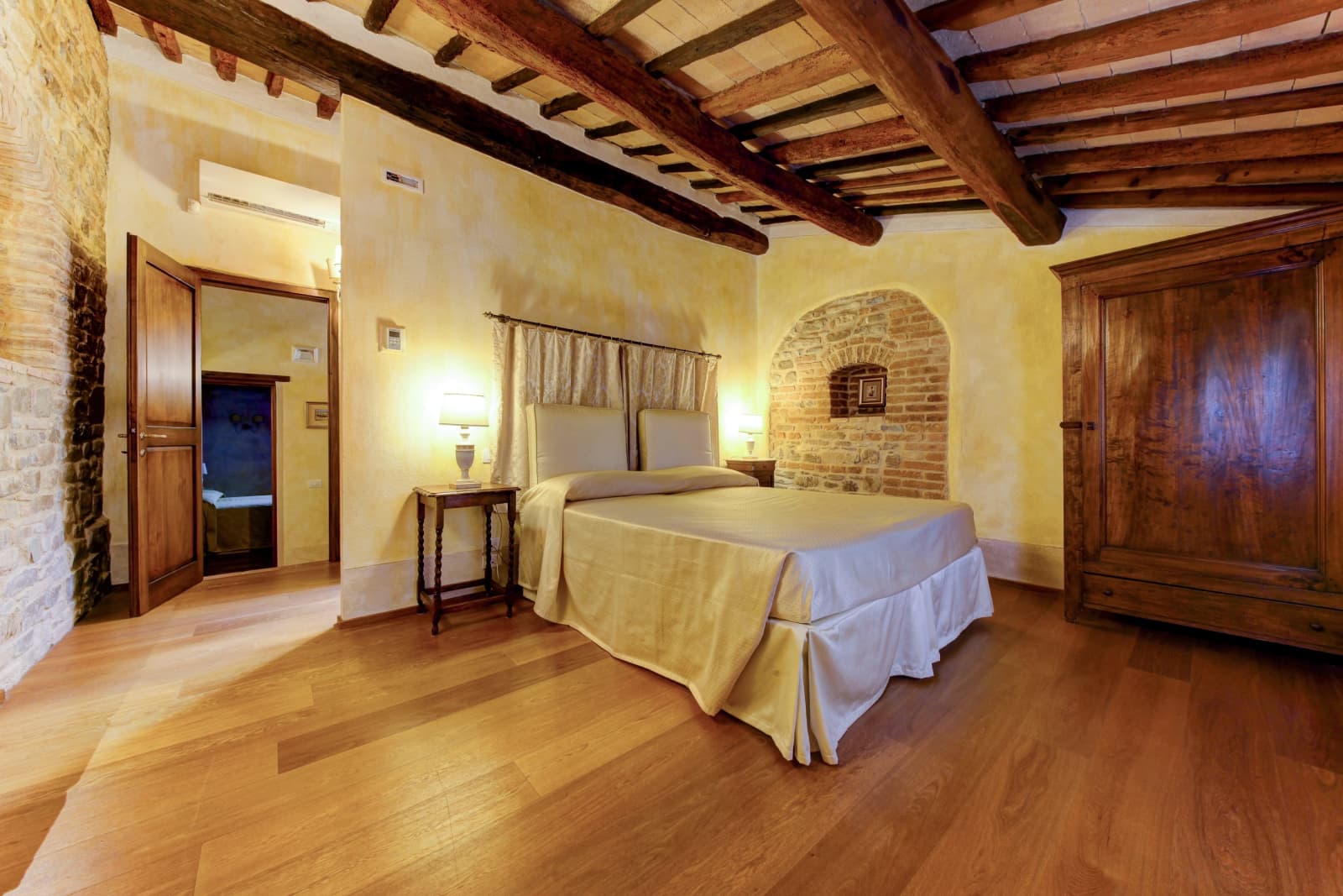 Villa Elle in Siena, Tuscany, photograph 28 of 65