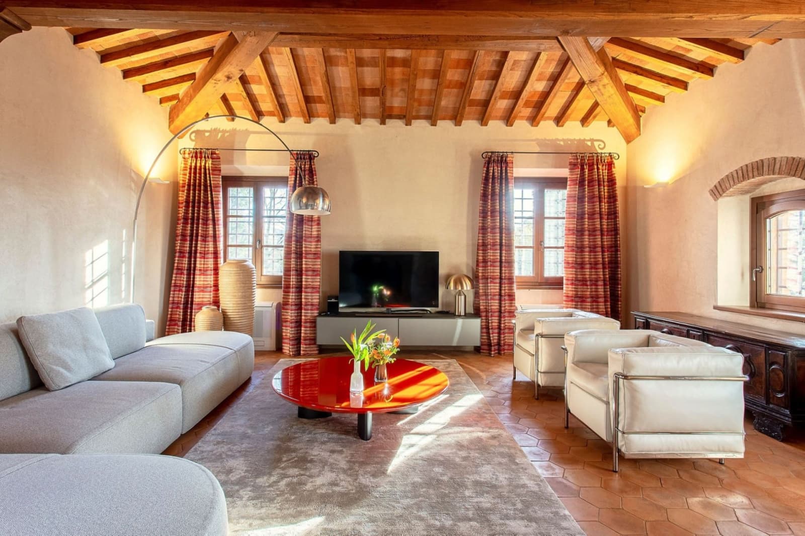 Villa San Bartolomeo — a second living room with a TV lounge