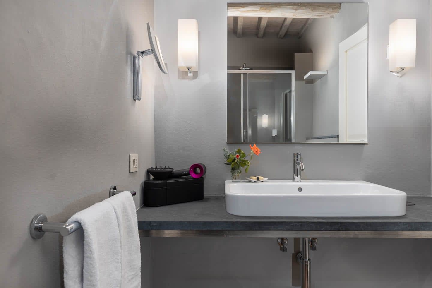 Casale Olivaio — an en-suite bathroom