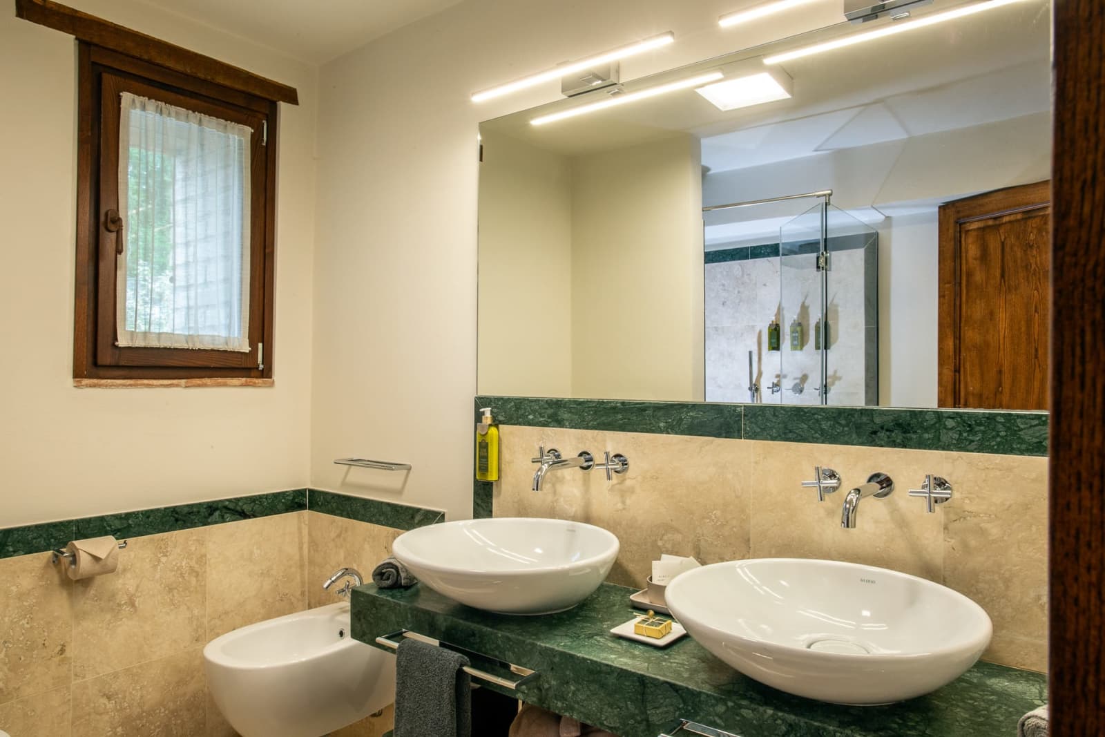 Casa Pernicella — a bathroom in green marble